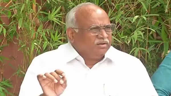 ఆ నేత గొంతులో పచ్చి వెలక్కాయ.. ఒకటి అనుకుంటే ఇంకోటైంది.. ఏమా కథ?