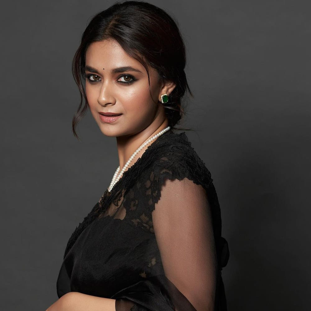 Keerthy - varun - రూట్‌ క్లియర్‌ కీర్తీసురేష్‌ బాలీవుడ్‌ డెబ్యూకి రంగం సిద్ధమైందనే వార్తలు వినిపిస్తున్నాయి.  వరుణ్‌ ధావన్‌ యాక్షన్‌ డ్రామాలో ఆమె హీరోయిన్‌గా నటిస్తున్నారు. ఆల్రెడీ జవాన్‌ సినిమాతో నయనతారను నార్త్ కి పరిచయం చేస్తున్న అట్లీ, ఇప్పుడు వరుణ్‌ ధావన్‌ సినిమాతో కీర్తీ సురేష్‌ని కూడా ఉత్తరాదికి తీసుకెళ్తున్నట్టు టాక్‌.