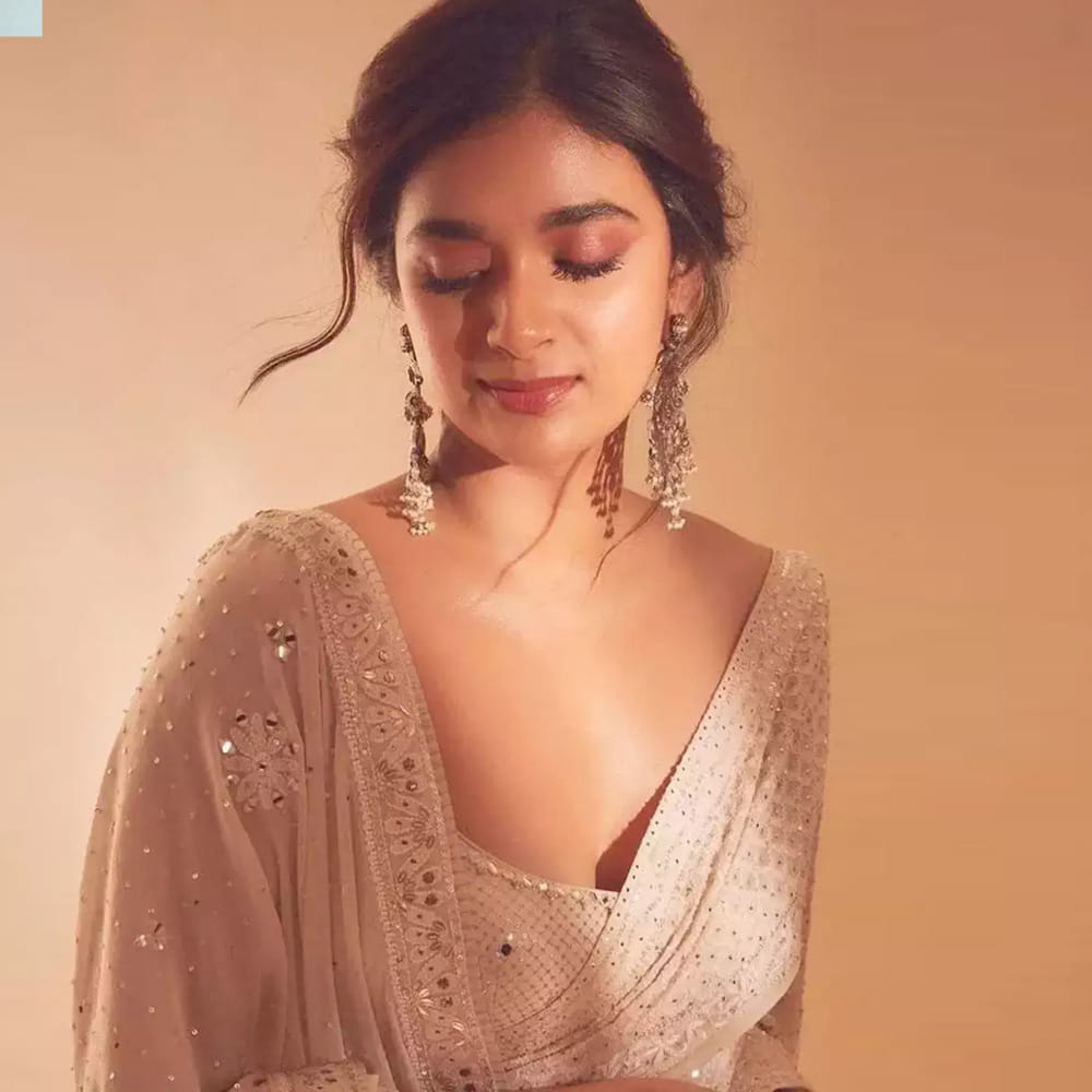 కీర్తీ సురేష్ హీరోయిన్గా కొత్త సినిమా మొదలైంది. డ్రీమ్ వారియర్ పిక్చర్స్ ఈ మూవీని తెరకెక్కిస్తోంది. 'కన్నెవెడి' అనే పేరు పెట్టారు ఈ చిత్రానికి. ''నా నెక్స్ట్ ప్రాజెక్ట్ 'కన్నెవెడి'. అందరి ప్రేమాభిమానాలు, సహాయసహకారాలు కావాలి''... అంటూ ట్వీట్ చేశారు కీర్తీ సురేష్. దసరా, నాయకుడు హిట్ కావడంతో జోష్ మీదున్నారు కీర్తీ సురేష్.