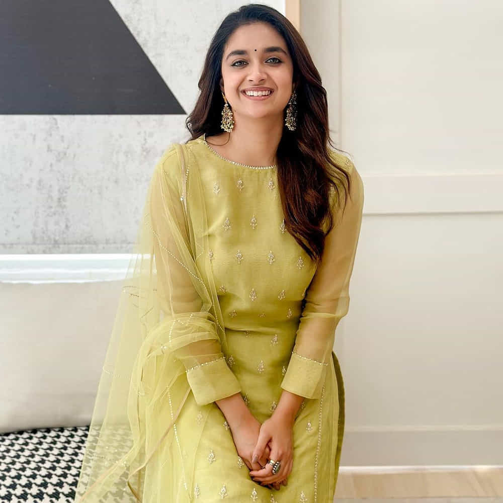 Keerthy - రూట్‌ బాలీ! బాలీవుడ్‌ హీరో వరుణ్‌ ధావన్‌ ప్రేయసిగా నటించనున్నారు కీర్తీ సురేష్‌. ఈ సినిమాకు అట్లీ సమర్పకుడిగా వ్యవహరిస్తున్నారు. ఇంకా మూవీకి టైటిల్‌ నిర్ణయించలేదు. ఇందులో వరుణ్‌ పోలీస్‌ ఆఫీసర్‌గా కనిపిస్తారు. ఆగస్టులో షూటింగ్‌ మొదలవుతుంది. నవంబర్‌లోపు షూటింగ్‌ పూర్తి చేస్తారు. వచ్చే ఏడాది మేలో సినిమాను విడుదల చేస్తారు. 