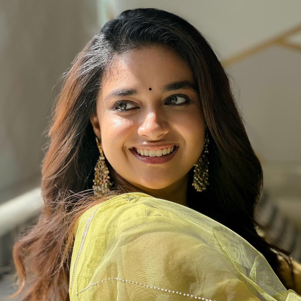 Keerthy Suresh: బాలీవుడ్‌ హీరో వరుణ్‌ ధావన్‌ ప్రేయసిగా నటించనున్నారు కీర్తీ సురేష్‌. ఈ సినిమాకు అట్లీ సమర్పకుడిగా వ్యవహరిస్తున్నారు. ఇంకా మూవీకి టైటిల్‌ నిర్ణయించలేదు. ఇందులో వరుణ్‌ పోలీస్‌ ఆఫీసర్‌గా కనిపిస్తారు. ఆగస్టులో షూటింగ్‌ మొదలవుతుంది. నవంబర్‌లోపు షూటింగ్‌ పూర్తి చేస్తారు. వచ్చే ఏడాది మేలో సినిమాను విడుదల చేస్తారు. 
