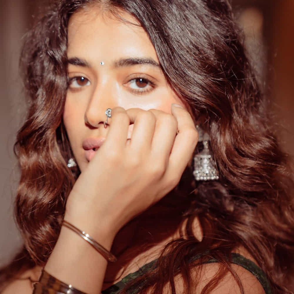 డైనమిక్ డైరెక్టర్ పూరి జగన్నాథ్ పరిచయం చేసిన ఢిల్లీ బ్యూటీ కేతిక శర్మ. ఆకాష్ పూరి నటించిన రొమాంటిక్ సినిమాతో టాలీవుడ్ ఎంట్రీ ఇచ్చింది ఈ ముద్దుగుమ్మ.