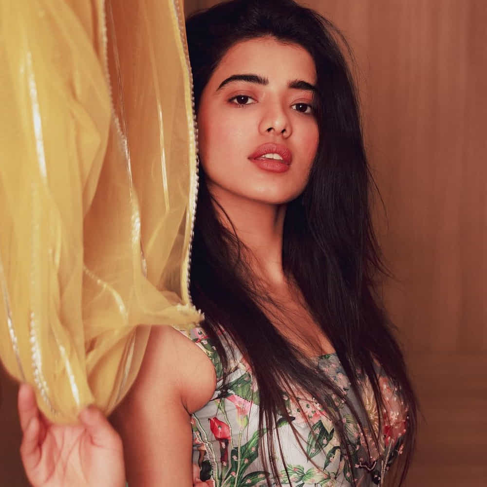 తొలి సినిమాతోనే కుర్రాళ్ల హృదయాలను దొచేసిన ఈబ్యూటీకి ఇండస్ట్రీలో ఫాలోయింగ్ అమాంతం పెరిగిపోయింది. రొమాంటిక్ సినిమా అంతగా ఆకట్టుకోకపోయినప్పటికీ కేతికకు మాత్రం ఎక్కువగానే క్రేజ్ వచ్చేసింది.