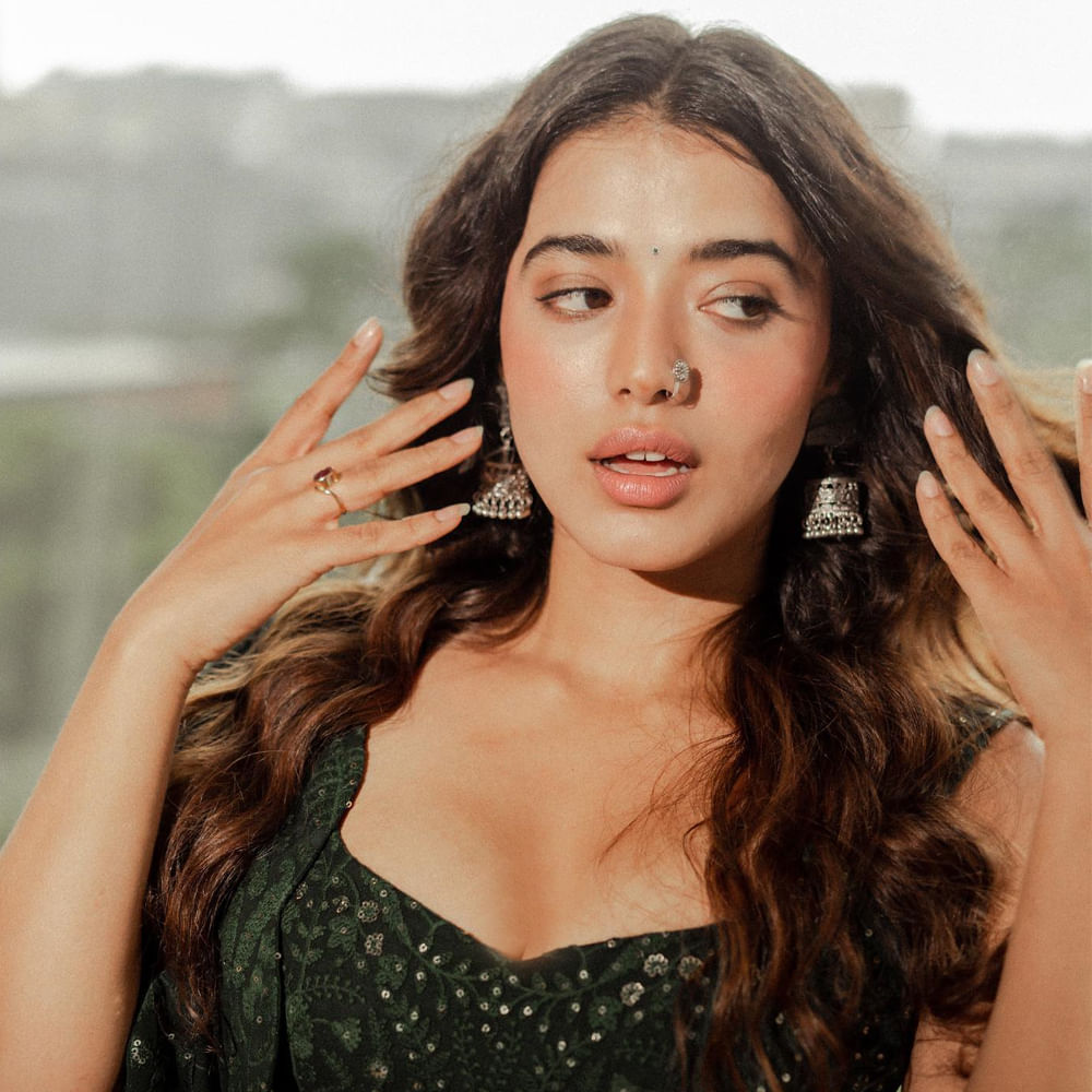 ఎప్పటికప్పుడు బ్యూటీ ఫుల్ ఫోటోస్ కుర్రకారులో హీటు పెంచుతుంటుంది ఈ కేతిక. తాజాగా 'రొమాంటిక్' బ్యూటీ షేర్ చేసిన రొమాంటిక్ ఫోటోస్ నెట్టింట హల్ చల్ చేస్తున్నాయి.. ముద్దగుమ్మ హాట్ లుక్స్ ను మీరు చూసేయండి..