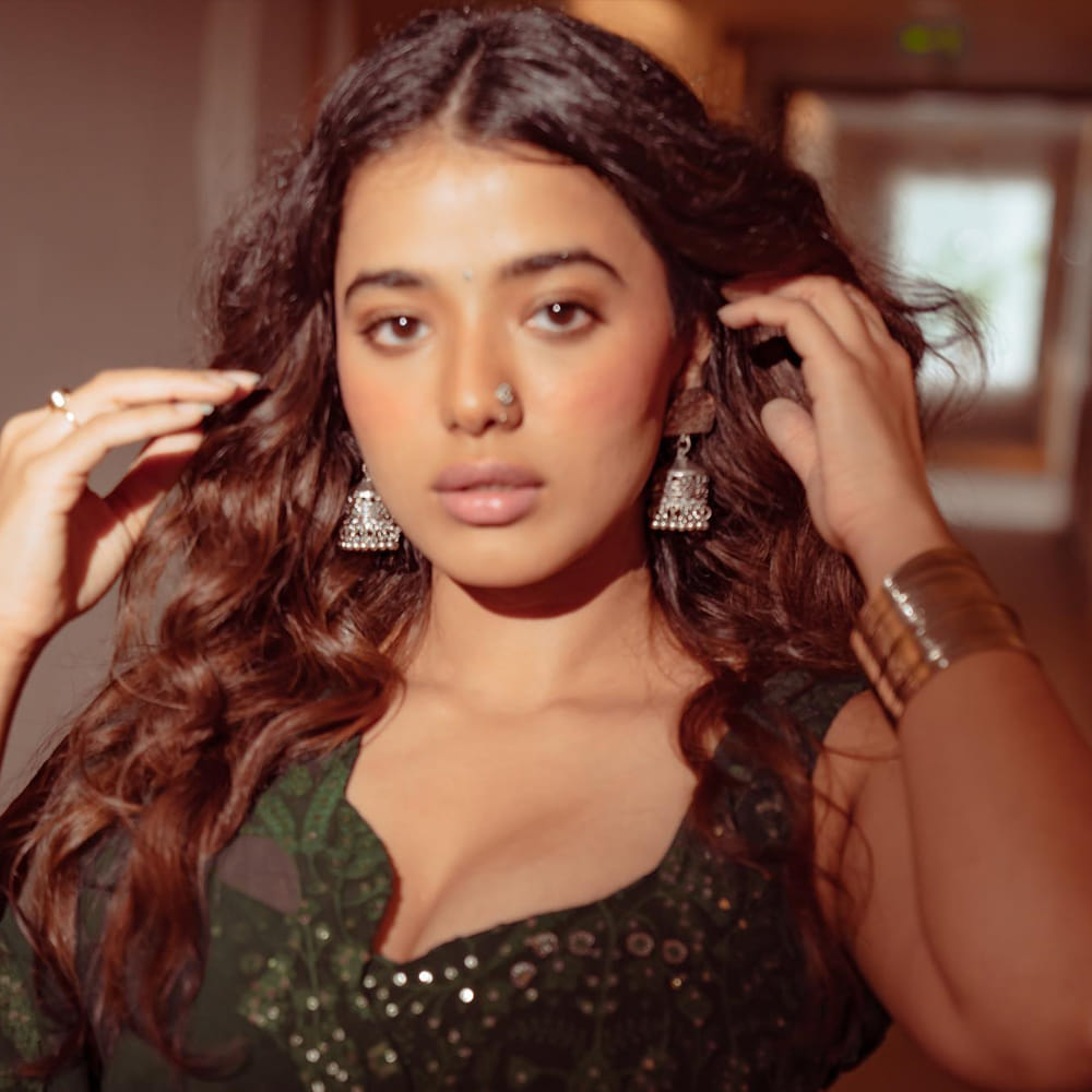 ఎప్పటికప్పుడు బ్యూటీ ఫుల్ ఫోటోస్ కుర్రకారులో హీటు పెంచుతుంటుంది ఈ కేతిక. తాజాగా 'రొమాంటిక్' బ్యూటీ షేర్ చేసిన రొమాంటిక్ ఫోటోస్ నెట్టింట హల్ చల్ చేస్తున్నాయి.. ముద్దగుమ్మ హాట్ లుక్స్ ను మీరు చూసేయండి..