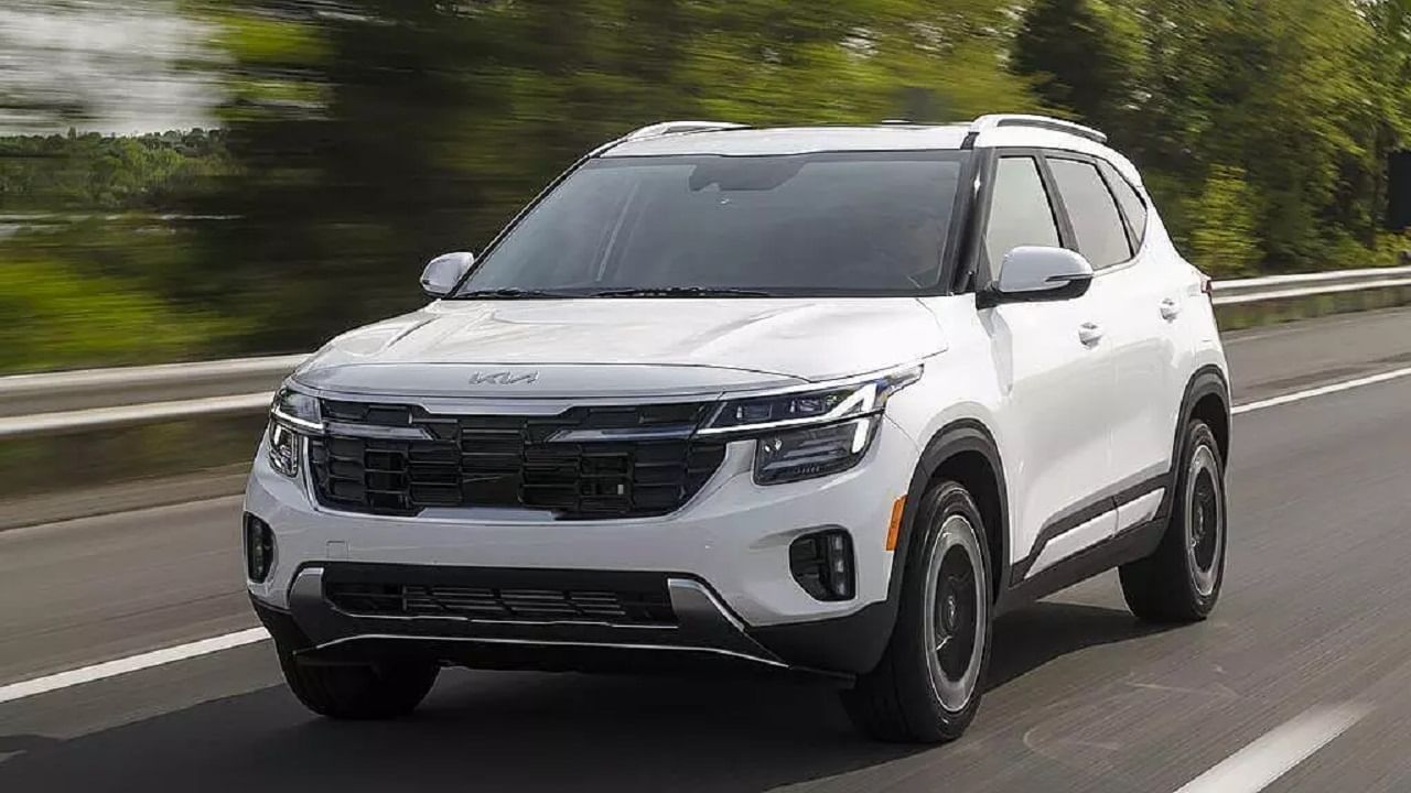 కియా సెల్టోస్‌ కారు హెచ్‌టీకే ప్లస్‌ ట్రిమ్ నుంచి పనోరమిక్ సన్‌రూఫ్‌తో వస్తుంది. ఈ కారు టర్బో-పెట్రోల్ ఇంజన్‌తో మాత్రమే అందుబాటులో ఉంటుంది. హెచ్‌టీఎక్స్‌ నుంచి ఫేస్‌లిఫ్ట్ అన్ని వేరియంట్‌లలో ప్రామాణికంగా పనోరమిక్ సన్‌రూఫ్‌ వస్తుంది. 115 హెచ్‌పీ, 144 ఎన్‌ఎం, 1.5 లీటర్, పెట్రోల్ ఇంజన్, 116 హెచ్‌సీ, 250 ఎన్‌ఎం, 1.5-లీటర్ డీజిల్ ఇంజిన్, 160 హెచ్‌పీ, 253 ఎన్‌ఎం, 1.5 లీటర్ టర్బో పెట్రోల్ ఇంజన్‌తో వస్తుంది. ఈ ఇంజన్‌లన్నీ 6-స్పీడ్ మాన్యువల్ పని చేస్తుంది. ఈ కారు ధర రూ.15 లక్షల నుంచి రూ.20 లక్షల వరకూ ఉంటుంది. 
