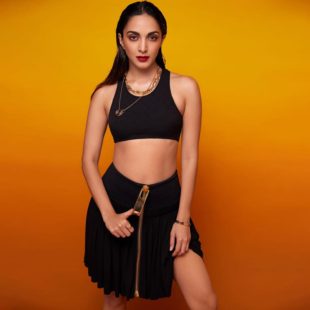 యాడ్స్ తో కెరియర్ మొదలు పెట్టిన కియారా అద్వానీ భారత్ అనే నేను మూవీతో ఇండస్ట్రీ మొత్తం తనవైపు చూసేలా చేసుకుంది. ఇటు తెలుగులోనే కాదు, బాలీవుడ్ సైతం చేతినిండా సినిమాలతో , ఫుల్ జోష్ తో దూసుకుపోతుంది.. ఇంకో పక్క సోషల్ మీడియాలో మోడరన్ డ్రెస్సుల్లో అందాలు ఆరబోస్తూ , స్పెషల్ గా ఎట్రాక్షన్ నిలుస్తుంది.