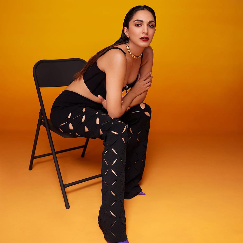 యాడ్స్ తో కెరియర్ మొదలు పెట్టిన కియారా అద్వానీ భారత్ అనే నేను మూవీతో ఇండస్ట్రీ మొత్తం తనవైపు చూసేలా చేసుకుంది. ఇటు తెలుగులోనే కాదు, బాలీవుడ్ సైతం చేతినిండా సినిమాలతో , ఫుల్ జోష్ తో దూసుకుపోతుంది.. ఇంకో పక్క సోషల్ మీడియాలో మోడరన్ డ్రెస్సుల్లో అందాలు ఆరబోస్తూ , స్పెషల్ గా ఎట్రాక్షన్ నిలుస్తుంది.