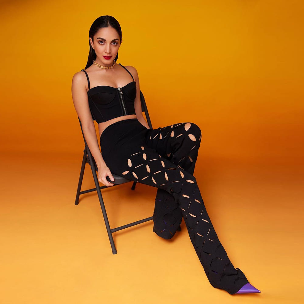 యాడ్స్ తో కెరియర్ మొదలు పెట్టిన కియారా అద్వానీ భారత్ అనే నేను మూవీతో ఇండస్ట్రీ మొత్తం తనవైపు చూసేలా చేసుకుంది. ఇటు తెలుగులోనే కాదు, బాలీవుడ్ సైతం చేతినిండా సినిమాలతో , ఫుల్ జోష్ తో దూసుకుపోతుంది.. ఇంకో పక్క సోషల్ మీడియాలో మోడరన్ డ్రెస్సుల్లో అందాలు ఆరబోస్తూ , స్పెషల్ గా ఎట్రాక్షన్ నిలుస్తుంది.