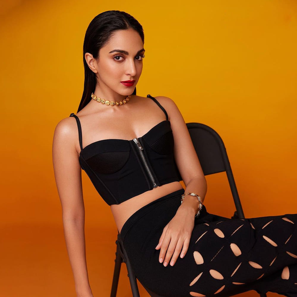 యాడ్స్ తో కెరియర్ మొదలు పెట్టిన కియారా అద్వానీ భారత్ అనే నేను మూవీతో ఇండస్ట్రీ మొత్తం తనవైపు చూసేలా చేసుకుంది. ఇటు తెలుగులోనే కాదు, బాలీవుడ్ సైతం చేతినిండా సినిమాలతో , ఫుల్ జోష్ తో దూసుకుపోతుంది.. ఇంకో పక్క సోషల్ మీడియాలో మోడరన్ డ్రెస్సుల్లో అందాలు ఆరబోస్తూ , స్పెషల్ గా ఎట్రాక్షన్ నిలుస్తుంది.