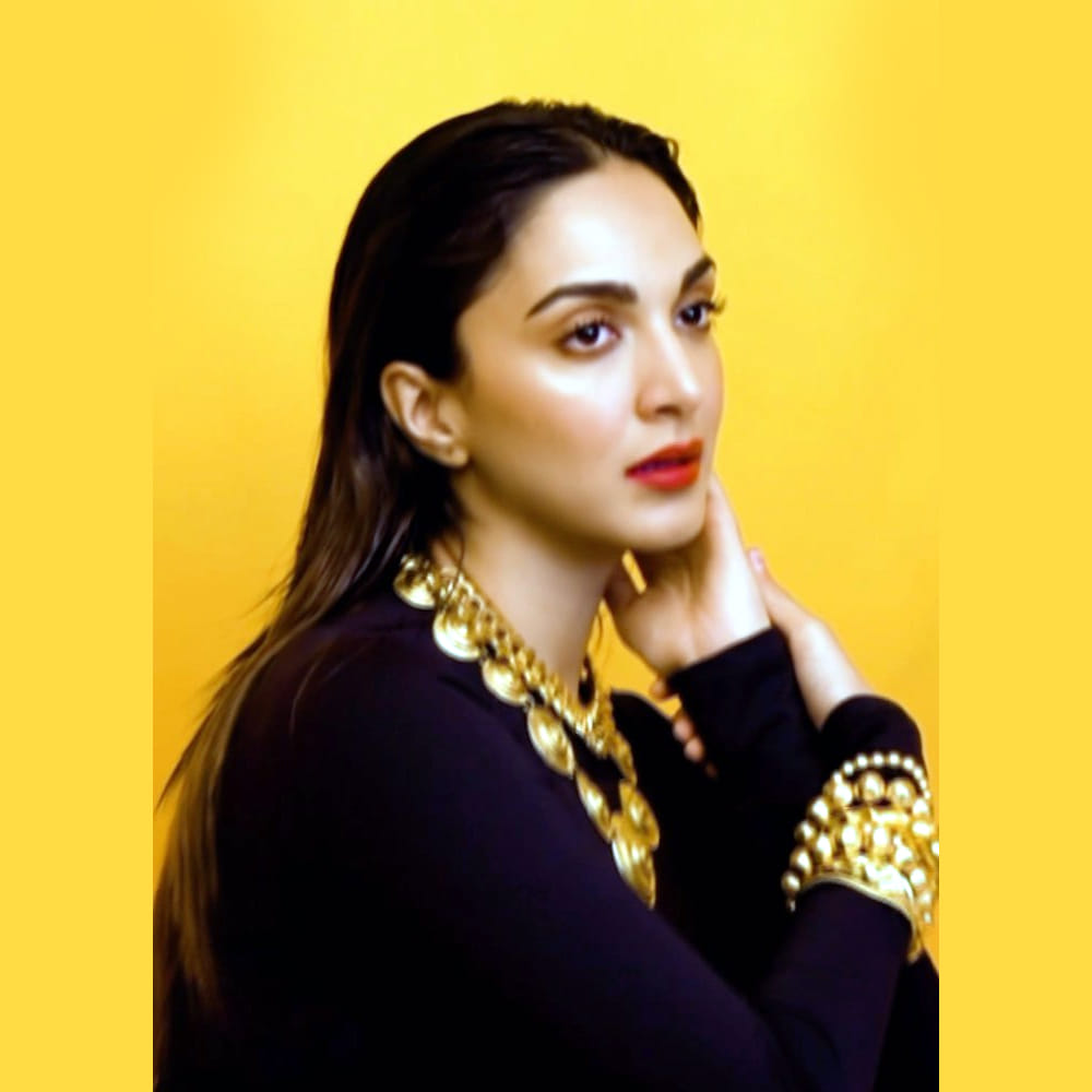 యాడ్స్ తో కెరియర్ మొదలు పెట్టిన కియారా అద్వానీ భారత్ అనే నేను మూవీతో ఇండస్ట్రీ మొత్తం తనవైపు చూసేలా చేసుకుంది. ఇటు తెలుగులోనే కాదు, బాలీవుడ్ సైతం చేతినిండా సినిమాలతో , ఫుల్ జోష్ తో దూసుకుపోతుంది.. ఇంకో పక్క సోషల్ మీడియాలో మోడరన్ డ్రెస్సుల్లో అందాలు ఆరబోస్తూ , స్పెషల్ గా ఎట్రాక్షన్ నిలుస్తుంది.