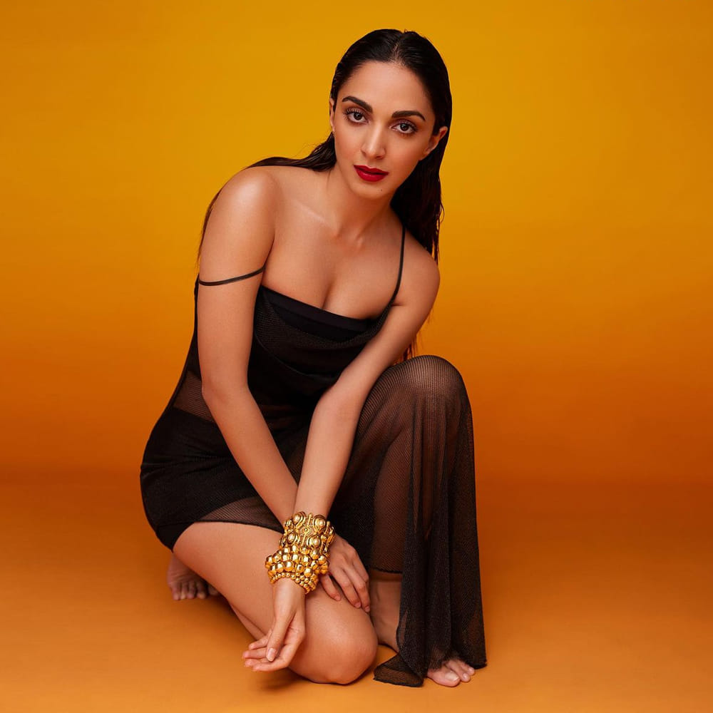 యాడ్స్ తో కెరియర్ మొదలు పెట్టిన కియారా అద్వానీ భారత్ అనే నేను మూవీతో ఇండస్ట్రీ మొత్తం తనవైపు చూసేలా చేసుకుంది. ఇటు తెలుగులోనే కాదు, బాలీవుడ్ సైతం చేతినిండా సినిమాలతో , ఫుల్ జోష్ తో దూసుకుపోతుంది.. ఇంకో పక్క సోషల్ మీడియాలో మోడరన్ డ్రెస్సుల్లో అందాలు ఆరబోస్తూ , స్పెషల్ గా ఎట్రాక్షన్ నిలుస్తుంది.