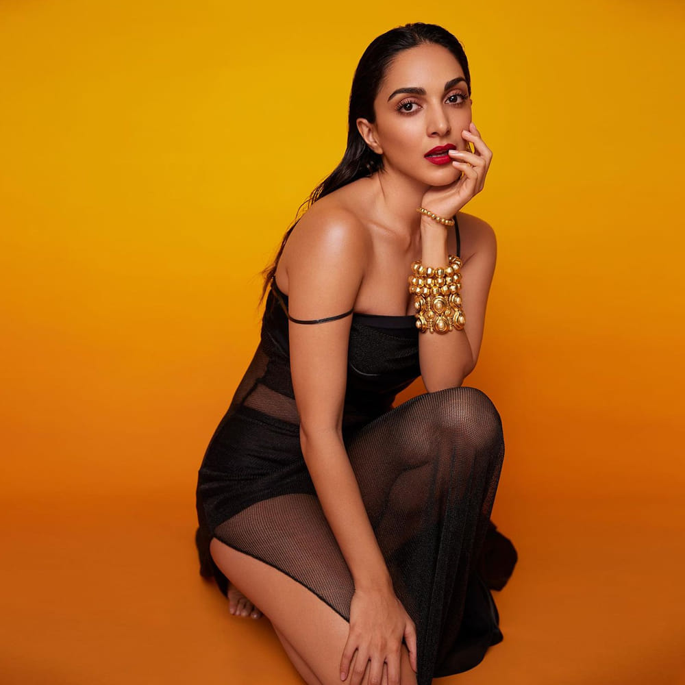 యాడ్స్ తో కెరియర్ మొదలు పెట్టిన కియారా అద్వానీ భారత్ అనే నేను మూవీతో ఇండస్ట్రీ మొత్తం తనవైపు చూసేలా చేసుకుంది. ఇటు తెలుగులోనే కాదు, బాలీవుడ్ సైతం చేతినిండా సినిమాలతో , ఫుల్ జోష్ తో దూసుకుపోతుంది.. ఇంకో పక్క సోషల్ మీడియాలో మోడరన్ డ్రెస్సుల్లో అందాలు ఆరబోస్తూ , స్పెషల్ గా ఎట్రాక్షన్ నిలుస్తుంది.