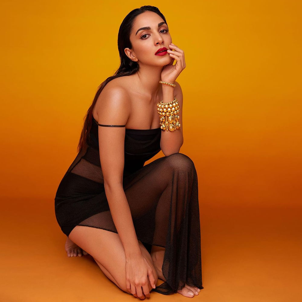 యాడ్స్ తో కెరియర్ మొదలు పెట్టిన కియారా అద్వానీ భారత్ అనే నేను మూవీతో ఇండస్ట్రీ మొత్తం తనవైపు చూసేలా చేసుకుంది. ఇటు తెలుగులోనే కాదు, బాలీవుడ్ సైతం చేతినిండా సినిమాలతో , ఫుల్ జోష్ తో దూసుకుపోతుంది.. ఇంకో పక్క సోషల్ మీడియాలో మోడరన్ డ్రెస్సుల్లో అందాలు ఆరబోస్తూ , స్పెషల్ గా ఎట్రాక్షన్ నిలుస్తుంది.