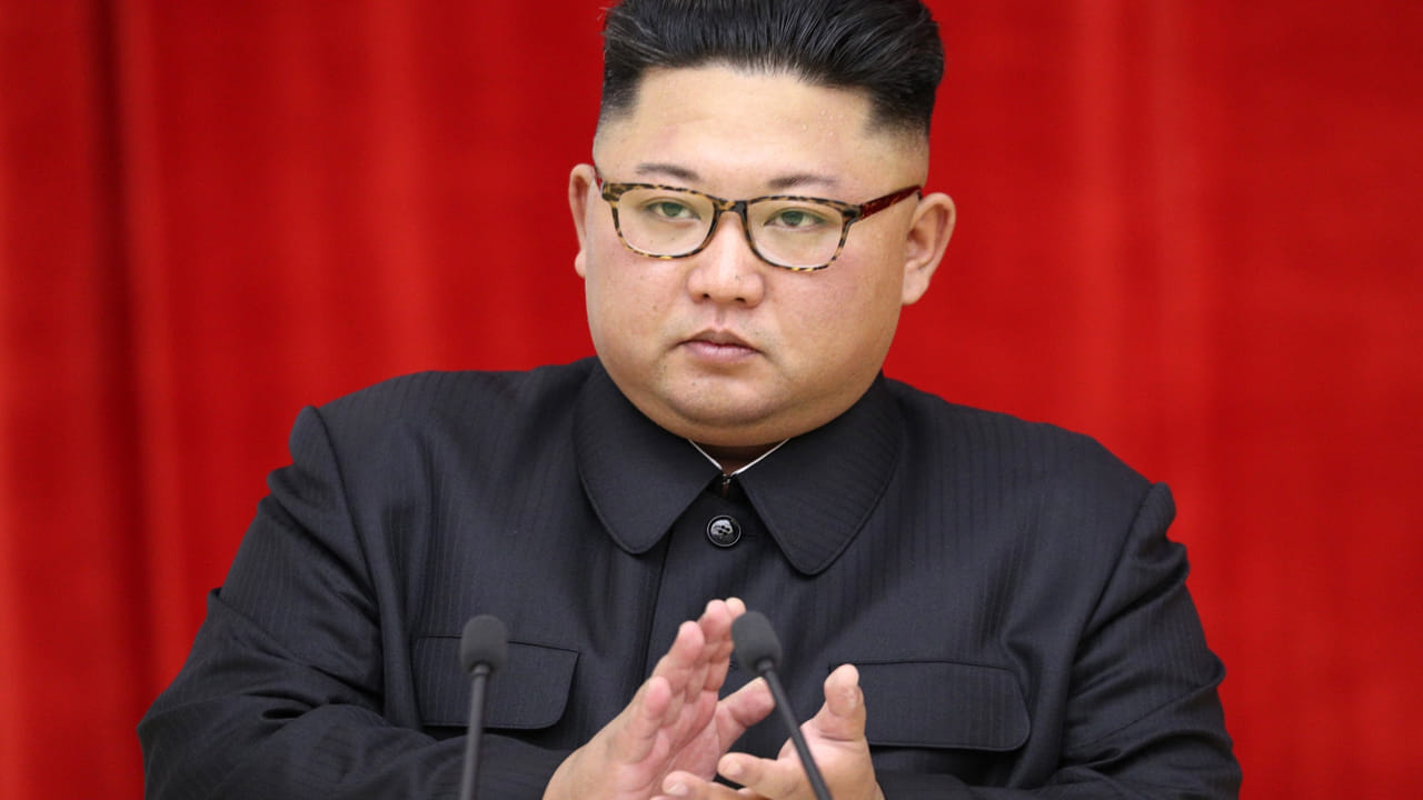 ప్రస్తుతం ఉత్తర కొరియా తీవ్రమైన ఆహార సంక్షోభంతో కొట్టుమిట్టాడుతోంది. అయినప్పటికీ కూడా ఆ దేశ అధ్యక్షుడు కిమ్ జోంగ్ ఉన్ విలసవంతమైన సౌకర్యాలు మాత్రం తగ్గడం లేదు. అతడు ఎక్కవగా రూ.5 లక్షలకు పైగా విలువ చేసే హెన్నెస్సీ మద్యాన్ని సేవిస్తాడని యూకేకు చెందిన రక్షణ రంగ నిపుణులు ఓ పత్రికకు తెలిపారు. 
