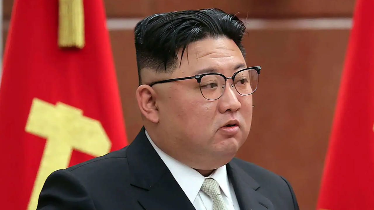 గతంలో కిమ్, అతని తండ్రి కలిసి కొబే స్టీక్స్, క్రిస్టల్ షాంపైన్‌తో కూడిన ఆహరం తీసుకునేవాడని అతడి దగ్గర పనిచేసిన వాళ్లు చెప్పారు. 1997లో కిమ్ కోసం పిజ్జాలు చేసేందుకు ప్రత్యేకంగా ఇటలీ నుంచి ఓ చెఫ్‌ను కూడా తీసుకొచ్చినట్లు తెలిసింది.