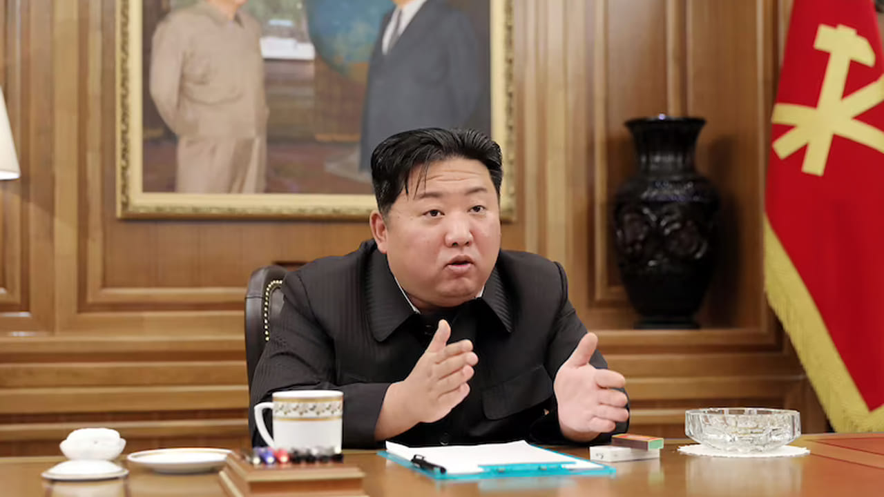 అలాగే కిమ్ 2014లో తన లైంగిక సామర్థ్యం పెంచుకోవడం కోసం ఖరీదైన స్నేక్ వైన్ తాగేవాడని విషయం తెలిసింది. గతంలో అతడు 136 కిలోలు కూడా దాటిపోయారు. ఇది అప్పట్లో దక్షిణ కొరియా ఇంటిలిజెన్స్ సంస్థ తన పరిశోధనల్లో కిమ్ ఆహరపు అలవాట్ల గురించి చెప్పిన నివేదికలో వెల్లడైంది. 
