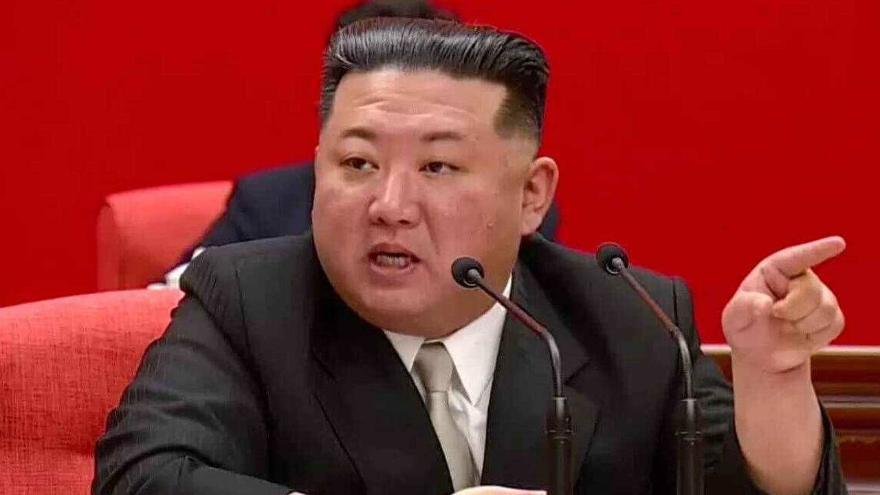 
కరోనా తర్వాత ఉత్తర కొరియాలో తీవ్ర ఆహార సంక్షోభం నెలకొంది. దీనిపై పలు అంతర్జాతీయ సంస్థలు కూడా ఆందోళన వ్యక్తం చేస్తున్నాయి. చెనా నుంచి కూడా ఎరువులు, ఆహారోత్పత్తికి అవసరమైన పరికరాలతో పాటు ధాన్యాల దిగుబడి కూడా ఆ దేశం ఆపివేసింది. దీనివల్ల ఆ దేశంలో పంట దిగుబడి లేక ఆహార సంక్షోభం మొదలైంది. 
