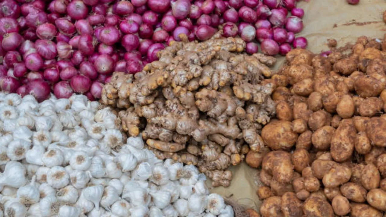 మొన్నటి దాకా టమాట, పచ్చిమిర్చి ధరలు చూసి అందరూ ఆందోళన చెందేవారు. మార్కెట్‌లో ధరలు విపరీతంగా పెరగడంతో ప్రజలు ఆందోళనకు గురయ్యారు. టమాటా ధర రూ.200 చేరింది. కానీ ధాన్యం అధిక ధర నుండి తప్పించుకునే అవకాశం లేదు.