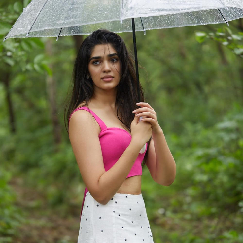 Krithi Shetty: గ్లామర్ డోర్స్ ఓపెన్.. వరస ఫ్లాపుల నేపథ్యంలో మరోసారి గ్లామర్ ఫోటోషూట్ చేసారు కృతి శెట్టి. ఈ మధ్య కృతికి చెప్పుకోదగ్గ ఆఫర్స్ ఏం రాలేదు. పైగా కస్టడీ ఫ్లాప్ తర్వాత కృతి వైపు చూడ్డటమే మానేసారు దర్శక నిర్మాతలు. తమిళం, మలయాళంలో అవకాశాలు అందుకుంటున్న ఈ భామ.. తెలుగులో మాత్రం వెనకబడిపోయింది. అందుకే తాజాగా హాట్ ఫోటోషూట్ చేసారు ఈ బ్యూటీ. ఈ ఫోటోలు సోషల్ మీడియాలో ట్రెండ్ అవుతున్నాయి.