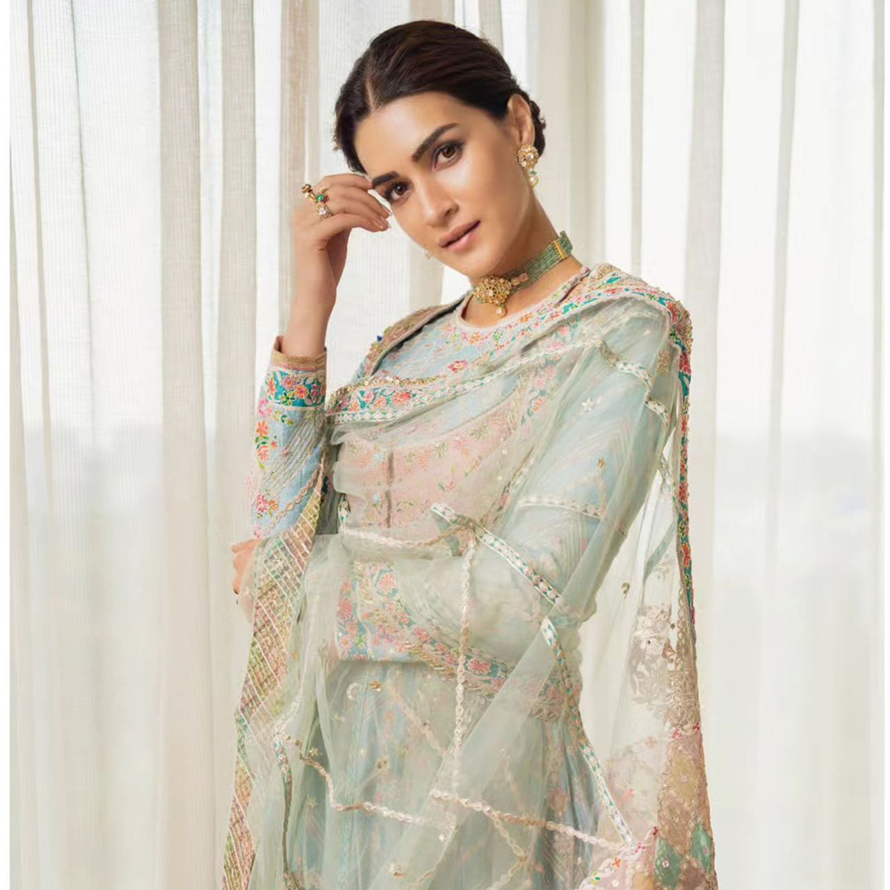 ఆదిపురుష్ సినిమాలో ప్రభాస్ ప్రక్కన సీతగా నటించిన కృతి సనన్ కొత్త అవతారమెత్తింది. అవును నిజం త్వరలో ఈ ముద్దుగుమ్మ ప్రొడ్యూసర్గా మారనుందంటూ వచ్చిన వార్తలు నిజమే చేసేలా తన కొత్త ప్రాజెక్ట్ గురించిన వివరాలు ఇన్స్టాలో షేర్ చేసింది. బ్లూ బటర్ఫ్లై ఫిల్మ్స్ అని తన యొక్క ప్రొడక్షన్ హౌస్ పేరు తెలిపింది.