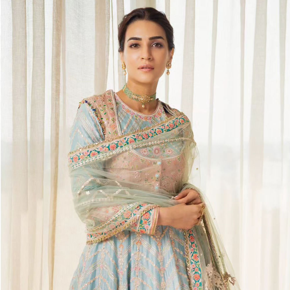 ఆదిపురుష్ సినిమాలో ప్రభాస్ ప్రక్కన సీతగా నటించిన కృతి సనన్ కొత్త అవతారమెత్తింది. అవును నిజం త్వరలో ఈ ముద్దుగుమ్మ ప్రొడ్యూసర్గా మారనుందంటూ వచ్చిన వార్తలు నిజమే చేసేలా తన కొత్త ప్రాజెక్ట్ గురించిన వివరాలు ఇన్స్టాలో షేర్ చేసింది. బ్లూ బటర్ఫ్లై ఫిల్మ్స్ అని తన యొక్క ప్రొడక్షన్ హౌస్ పేరు తెలిపింది.