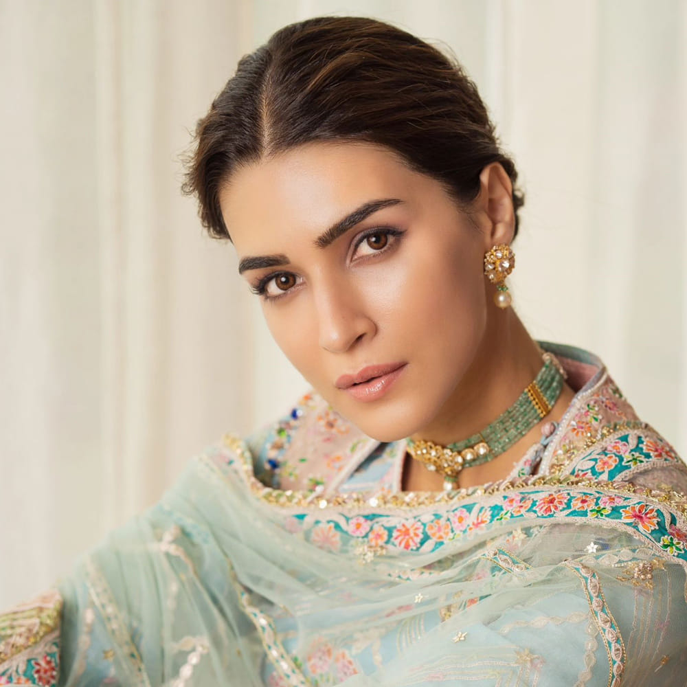 ఆదిపురుష్ సినిమాలో ప్రభాస్ ప్రక్కన సీతగా నటించిన కృతి సనన్ కొత్త అవతారమెత్తింది. అవును నిజం త్వరలో ఈ ముద్దుగుమ్మ ప్రొడ్యూసర్గా మారనుందంటూ వచ్చిన వార్తలు నిజమే చేసేలా తన కొత్త ప్రాజెక్ట్ గురించిన వివరాలు ఇన్స్టాలో షేర్ చేసింది. బ్లూ బటర్ఫ్లై ఫిల్మ్స్ అని తన యొక్క ప్రొడక్షన్ హౌస్ పేరు తెలిపింది.