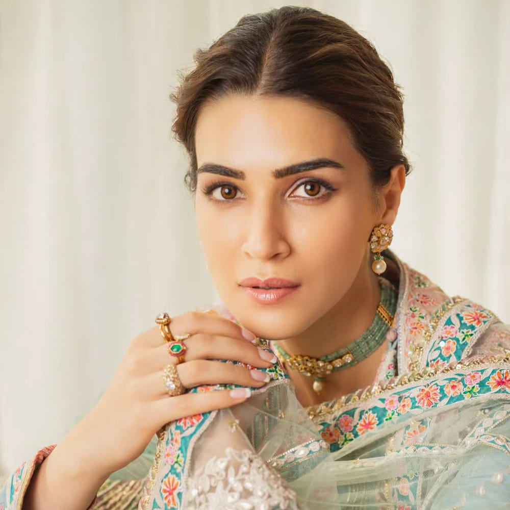 ఆదిపురుష్ సినిమాలో ప్రభాస్ ప్రక్కన సీతగా నటించిన కృతి సనన్ కొత్త అవతారమెత్తింది. అవును నిజం త్వరలో ఈ ముద్దుగుమ్మ ప్రొడ్యూసర్గా మారనుందంటూ వచ్చిన వార్తలు నిజమే చేసేలా తన కొత్త ప్రాజెక్ట్ గురించిన వివరాలు ఇన్స్టాలో షేర్ చేసింది. బ్లూ బటర్ఫ్లై ఫిల్మ్స్ అని తన యొక్క ప్రొడక్షన్ హౌస్ పేరు తెలిపింది.