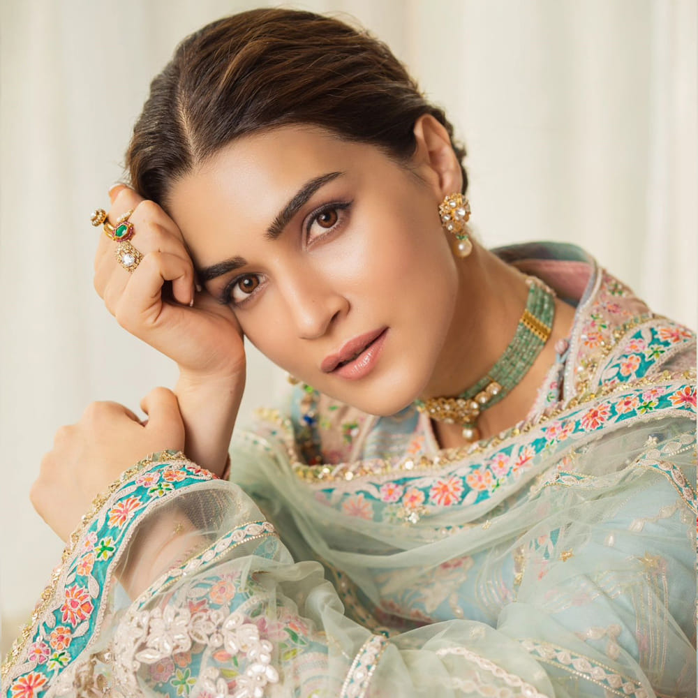 ఆదిపురుష్ సినిమాలో ప్రభాస్ ప్రక్కన సీతగా నటించిన కృతి సనన్ కొత్త అవతారమెత్తింది. అవును నిజం త్వరలో ఈ ముద్దుగుమ్మ ప్రొడ్యూసర్గా మారనుందంటూ వచ్చిన వార్తలు నిజమే చేసేలా తన కొత్త ప్రాజెక్ట్ గురించిన వివరాలు ఇన్స్టాలో షేర్ చేసింది. బ్లూ బటర్ఫ్లై ఫిల్మ్స్ అని తన యొక్క ప్రొడక్షన్ హౌస్ పేరు తెలిపింది.