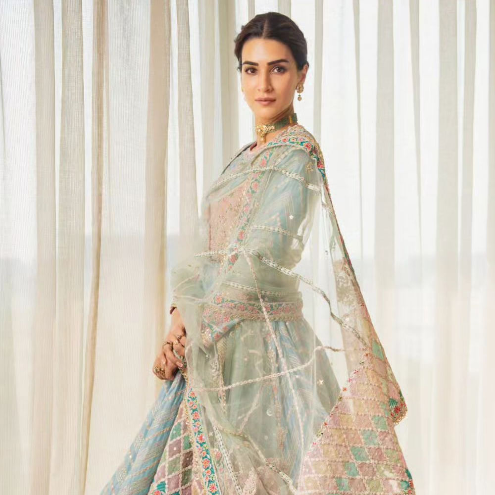 ఆదిపురుష్ సినిమాలో ప్రభాస్ ప్రక్కన సీతగా నటించిన కృతి సనన్ కొత్త అవతారమెత్తింది. అవును నిజం త్వరలో ఈ ముద్దుగుమ్మ ప్రొడ్యూసర్గా మారనుందంటూ వచ్చిన వార్తలు నిజమే చేసేలా తన కొత్త ప్రాజెక్ట్ గురించిన వివరాలు ఇన్స్టాలో షేర్ చేసింది. బ్లూ బటర్ఫ్లై ఫిల్మ్స్ అని తన యొక్క ప్రొడక్షన్ హౌస్ పేరు తెలిపింది.