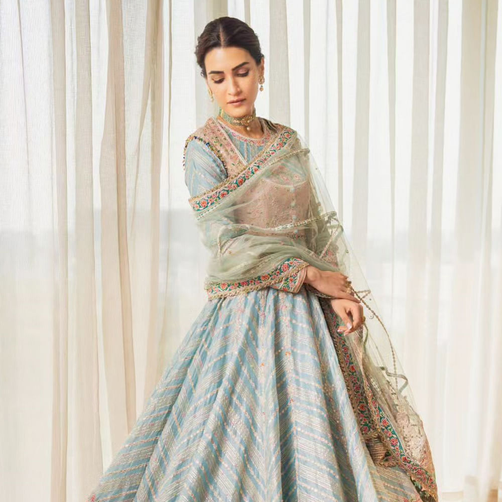 ఆదిపురుష్ సినిమాలో ప్రభాస్ ప్రక్కన సీతగా నటించిన కృతి సనన్ కొత్త అవతారమెత్తింది. అవును నిజం త్వరలో ఈ ముద్దుగుమ్మ ప్రొడ్యూసర్గా మారనుందంటూ వచ్చిన వార్తలు నిజమే చేసేలా తన కొత్త ప్రాజెక్ట్ గురించిన వివరాలు ఇన్స్టాలో షేర్ చేసింది. బ్లూ బటర్ఫ్లై ఫిల్మ్స్ అని తన యొక్క ప్రొడక్షన్ హౌస్ పేరు తెలిపింది.