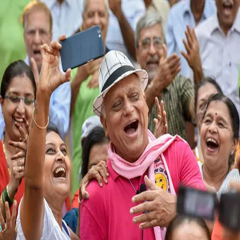 నవ్వు అందాన్ని రెట్టింపు చేయడమేకాకుండా ఆరోగ్యాన్ని కూడా మెరుగుపరుస్తుంది. కళ్లతో, నవ్వుతో ఎదుటివారి భావాలు, ప్రవర్తనను ఇట్టే కనిపెట్టేయవచ్చు. చిన్న చిరునవ్వుతో ఇతరుల సమస్యల్నీ దూరం చేసి వారిలోనూ ఆనందాన్ని నింపచ్చు.