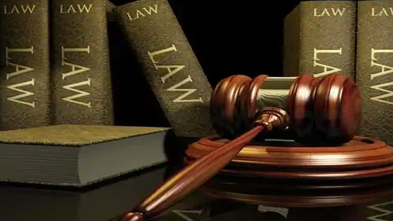 దీంతో లెన్స్కార్ట్ యాజమాన్యానికి కన్జ్యూమర్ ఫోరం ఫైన్ విధించింది. బాధితుడికి 30 వేల పరిహారం చెల్లించటంతో పాటు 5,000 రూపాయలు అదనంగా ఇవ్వాలని ఆదేశించింది. ఆర్డర్ స్వీకరించే సమయంలోనే మెటీరియల్ ఉందో లేదో చూసుకోకుండా ఆర్డర్ ఎలా రిసీవ్ చేసుకున్నారంటూ లెన్స్కార్ట్పై వినియోగదారుల ఫోరం ఆగ్రహం వ్యక్తం చేసింది. వినియోగదారుల హక్కుల పరిరక్షణ కోసం కన్స్యూమర్ ఫోరం చట్టంలో ఖచ్చితమైన నిర్దేశత్వాలు ఉన్నాయి. కానీ చాలామంది వినియోగదారులకు వాటి మీద అవగాహన లేకపోవడంతో.. హక్కులను వినియోగించుకోలేకపోతున్నారు.