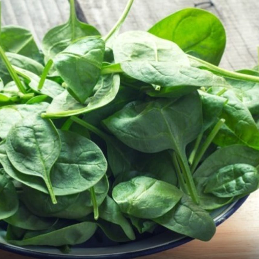 ఆకు కూరలు: ఆకు కూరలు వర్షాకాలంలో కొన్ని రోజుల పాటు తినకుండా ఉంటే మంచిదంటున్నారు నిపుణులు. ఎందుకంటే ఆకు కూరల్లో తేమ ఎక్కువగా కారణంగా కారణంగా సూక్ష్మ క్రిములు నిలిచి ఉంటాయి. అందుకే వాటికి దూరంగా ఉండటం మంచిది. కాలానుగుణంగా సరైన కూరగాయలను ఎంచుకోవడం మంచిది.