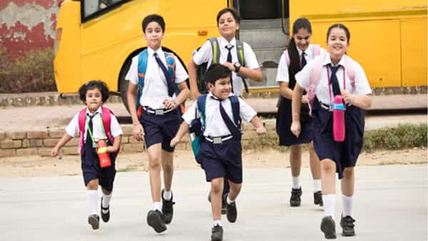 Education Loan: స్కూల్ ఫీజులు కట్టేందుకు కూడా లోన్ సదుపాయం.. లోన్ ఇస్తున్న బ్యాంకు ఏంటో తెలుసా?