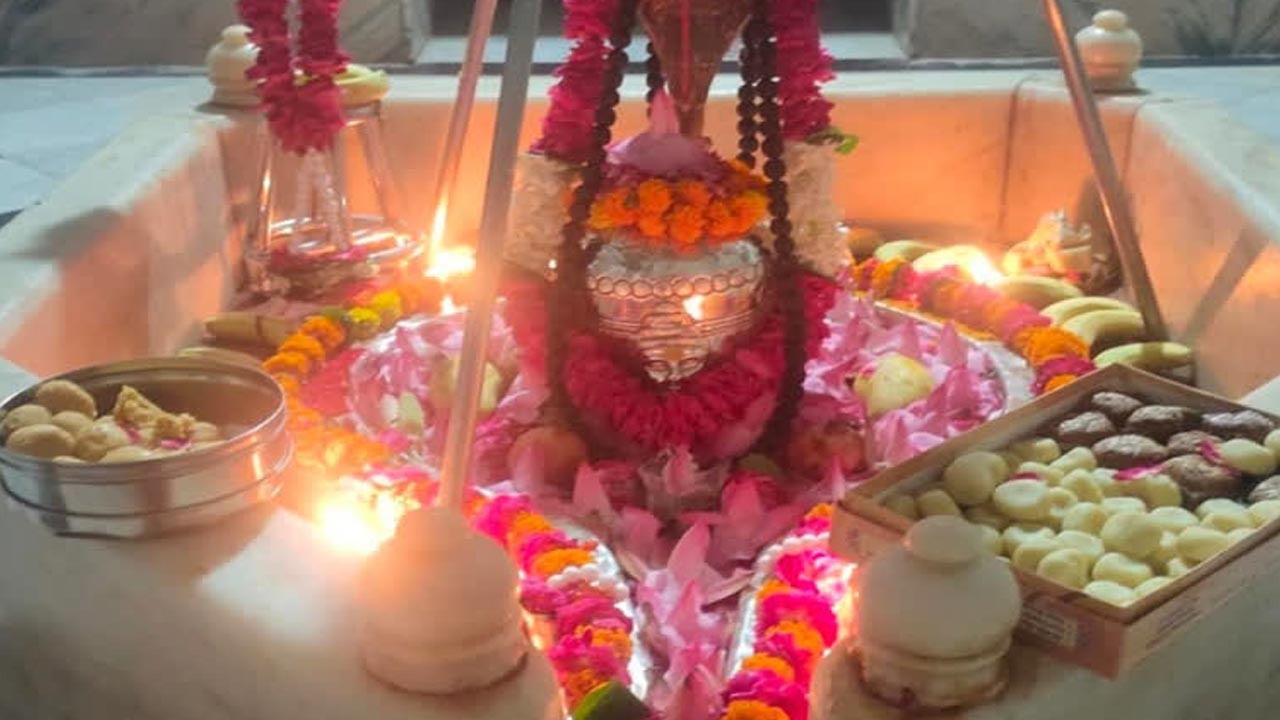 Lord Shiva: శ్రావణ మాసంలో శివుడికి ఈ 5 వస్తువులు సమర్పించి ఐశ్వర్యాన్ని పొందండి..!