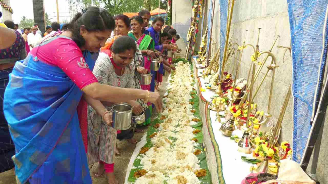 ఇలా తామరాకుల్లో ప్రసాదం తినడం వలన ఎలాంటి ఇబ్బందులు లేకుండా పంటలు పడుతాయని నమ్మకం. హారతి ఇచ్చిన అనంతరం గుడిలో ప్రసాదంగా ఇచ్చే మధ్యాహ్న భోజనంలో నెయ్యి వడ్డిస్తారు.