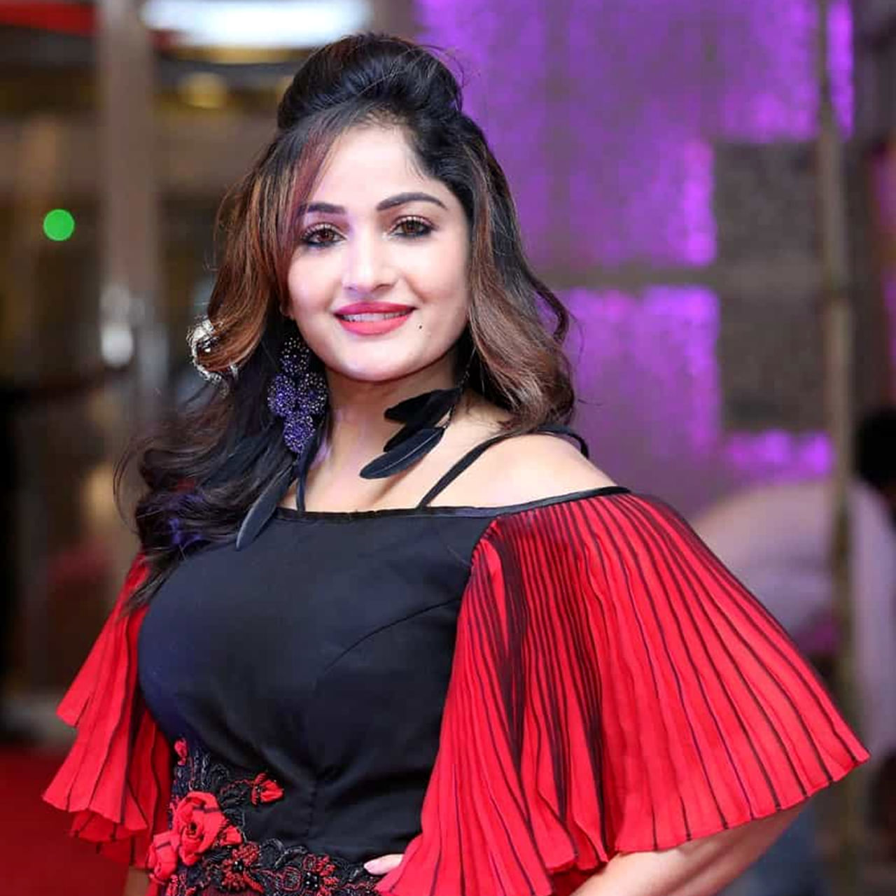 మాధవీలత.. ఈ అమ్మడు పేరు చాలా పాపులర్ హీరోయిన్ గా ఒకటి రెండు సినిమాల్లో నటించింది ఈ చిన్నది. ఆతర్వాత కొన్ని సినిమాల్లో సైడ్ క్యారెక్టర్స్ కూడా చేసింది.