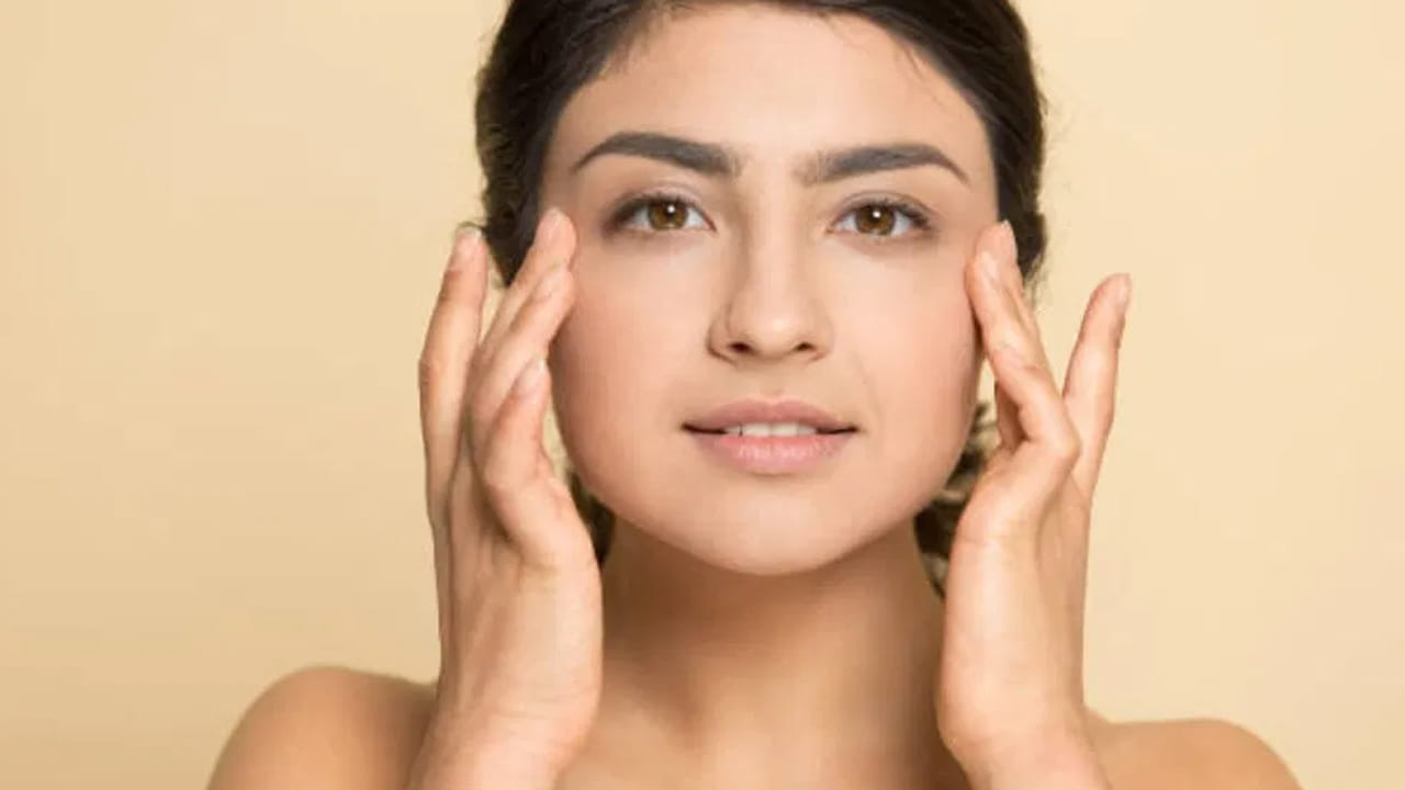 ఫేస్ వాష్‌తో మీ ముఖాన్ని కడుక్కోండి.. ఫేస్ వైప్‌తో మీ ముఖాన్ని తుడవండి. కాటన్ బాల్‌లో కొద్దిగా రోజ్ వాటర్ తీసుకొని మీ ముఖమంతా అప్లై చేయండి.