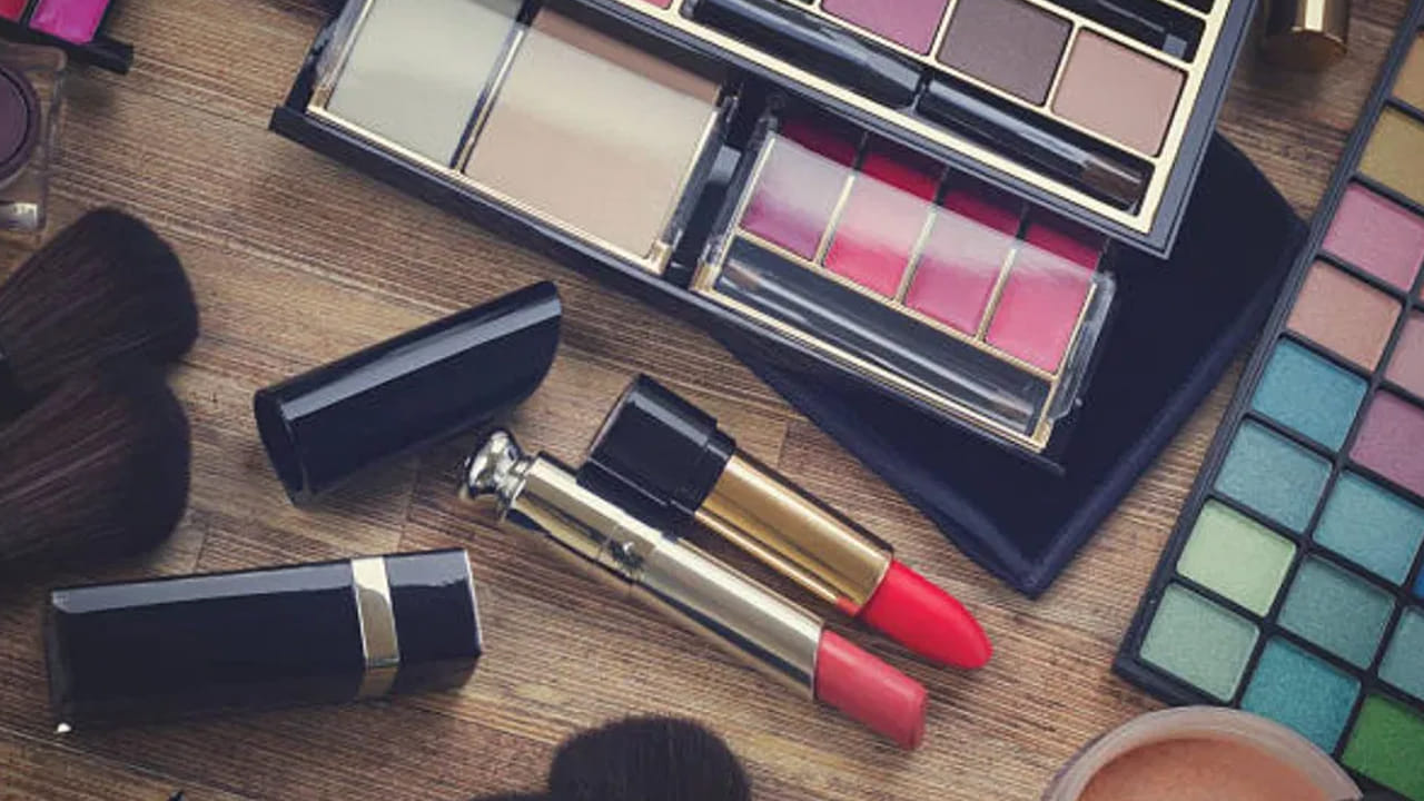 ఇప్పుడు ఏదైనా తేలికపాటి మాయిశ్చరైజర్ అప్లై చేయండి. ఇది ముఖం జిడ్డుగా మారదు. అయితే మంచి ప్రైమర్ దరఖాస్తు చేయాలి.