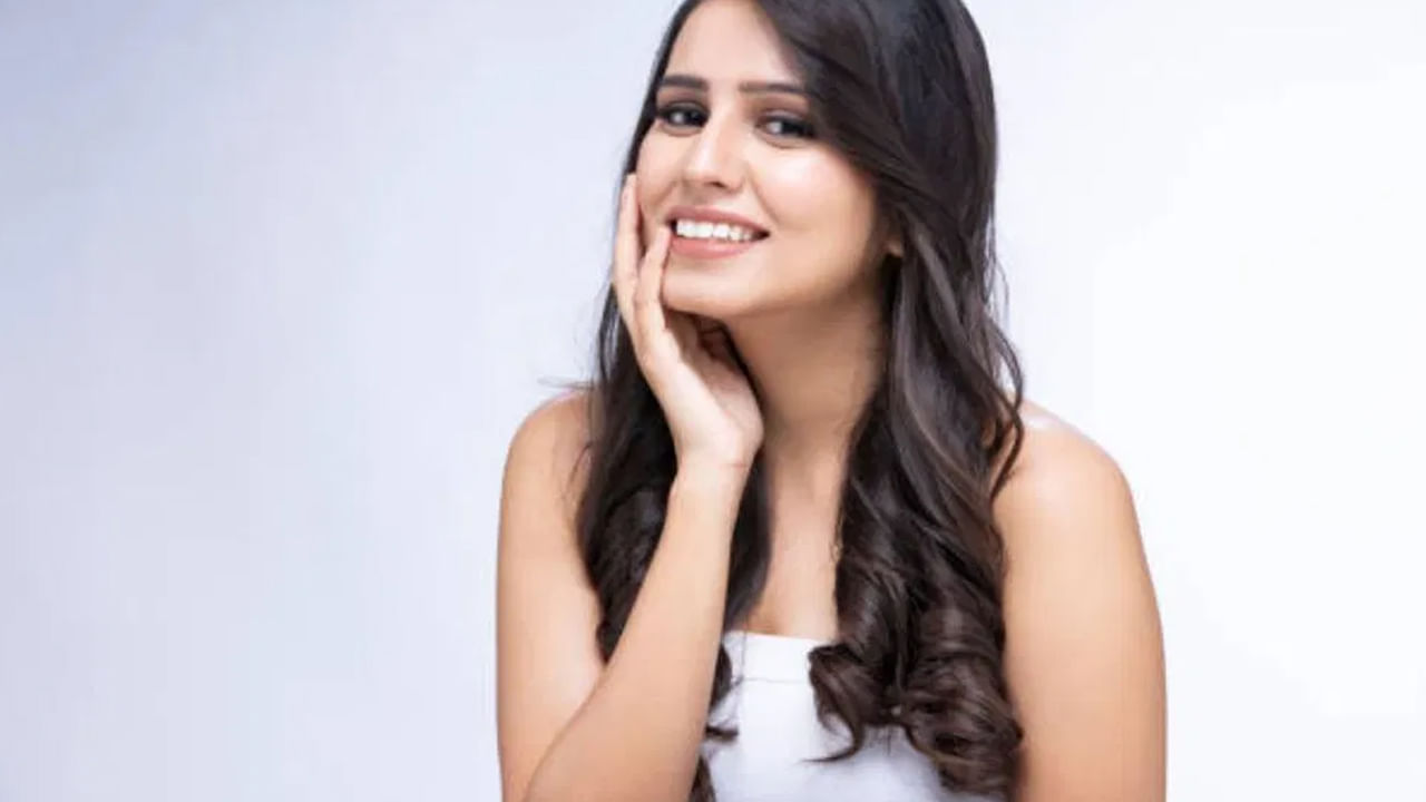 ఫౌండేషన్ అప్లై చేయడం వల్ల ముఖం డార్క్ గా మారుతుంది. కానీ దానికి ముందు కొద్దిగా ప్రైమర్ అప్లై చేయడం మర్చిపోవద్దు. ఇప్పుడు పెన్సిల్‌తో కనుబొమ్మను గీయండి.