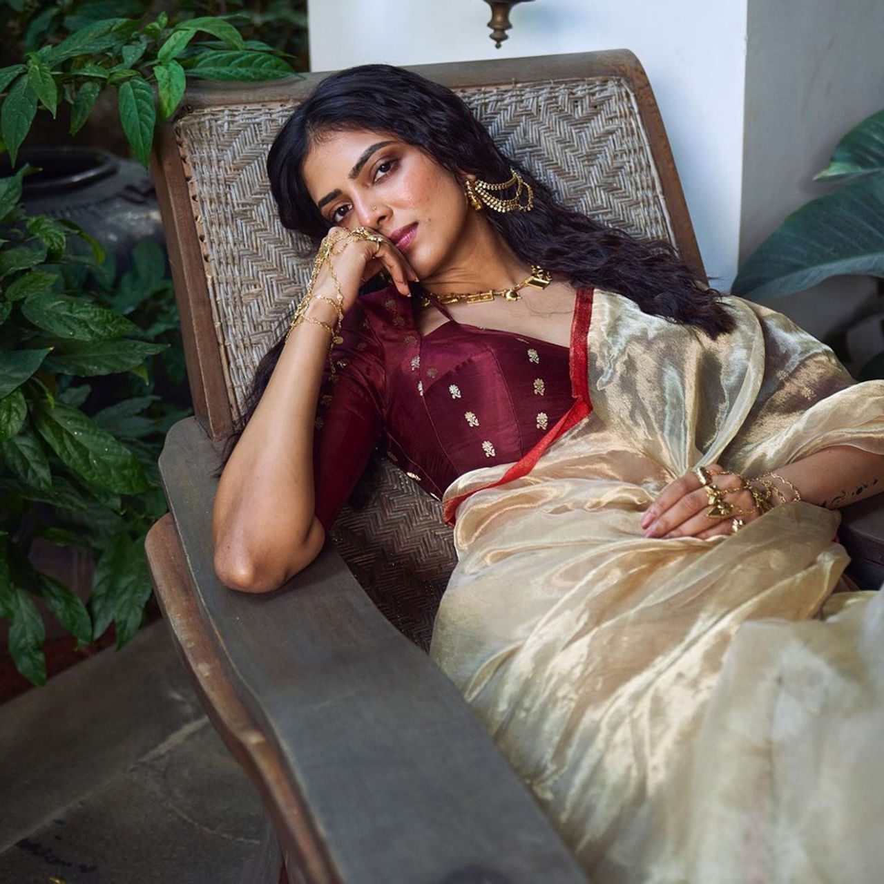 మళయాళం పట్టం పోల్ చిత్రంతో కథానాయకిగా తెరంగేట్రం చేసింది మాళవిక మోహనన్‌. తర్వాత కొన్ని మళయాళీ, తమిళ చిత్రాల్లో నటించి ఆకట్టుకుంది. తమిళంలో పేట, మాస్టర్, మారన్ వంటి హిట్ చిత్రాల్లో నటించింది. ప్రస్తుతం తెలుగులో మారుతీ దర్శకత్వంలో ప్రభాస్ సరసన రాజా డీలక్స్ చిత్రంలో హీరోయిన్ గా తెలుగు తెరలు పరిచయం కానుంది.