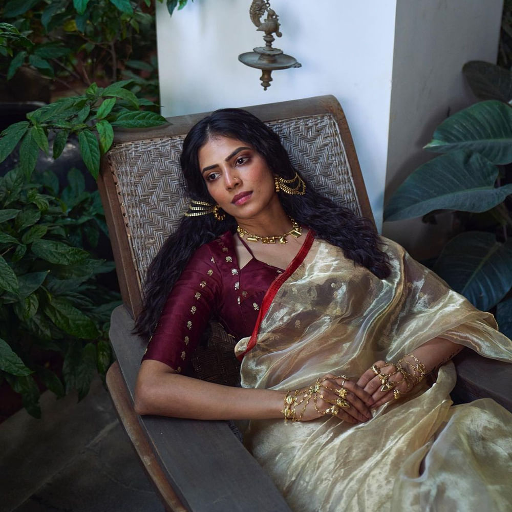 మళయాళం పట్టం పోల్ చిత్రంతో కథానాయకిగా తెరంగేట్రం చేసింది మాళవిక మోహనన్‌. తర్వాత కొన్ని మళయాళీ, తమిళ చిత్రాల్లో నటించి ఆకట్టుకుంది. తమిళంలో పేట, మాస్టర్, మారన్ వంటి హిట్ చిత్రాల్లో నటించింది. ప్రస్తుతం తెలుగులో మారుతీ దర్శకత్వంలో ప్రభాస్ సరసన రాజా డీలక్స్ చిత్రంలో హీరోయిన్ గా తెలుగు తెరలు పరిచయం కానుంది.