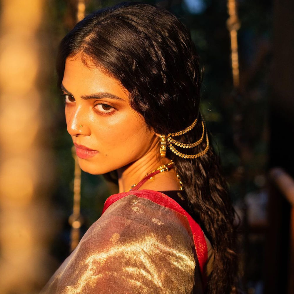 మళయాళం పట్టం పోల్ చిత్రంతో కథానాయకిగా తెరంగేట్రం చేసింది మాళవిక మోహనన్‌. తర్వాత కొన్ని మళయాళీ, తమిళ చిత్రాల్లో నటించి ఆకట్టుకుంది. తమిళంలో పేట, మాస్టర్, మారన్ వంటి హిట్ చిత్రాల్లో నటించింది. ప్రస్తుతం తెలుగులో మారుతీ దర్శకత్వంలో ప్రభాస్ సరసన రాజా డీలక్స్ చిత్రంలో హీరోయిన్ గా తెలుగు తెరలు పరిచయం కానుంది.