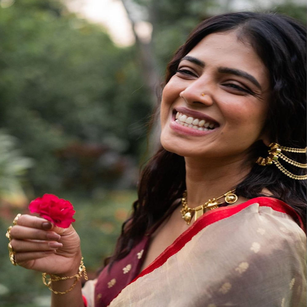 మళయాళం పట్టం పోల్ చిత్రంతో కథానాయకిగా తెరంగేట్రం చేసింది మాళవిక మోహనన్‌. తర్వాత కొన్ని మళయాళీ, తమిళ చిత్రాల్లో నటించి ఆకట్టుకుంది. తమిళంలో పేట, మాస్టర్, మారన్ వంటి హిట్ చిత్రాల్లో నటించింది. ప్రస్తుతం తెలుగులో మారుతీ దర్శకత్వంలో ప్రభాస్ సరసన రాజా డీలక్స్ చిత్రంలో హీరోయిన్ గా తెలుగు తెరలు పరిచయం కానుంది.