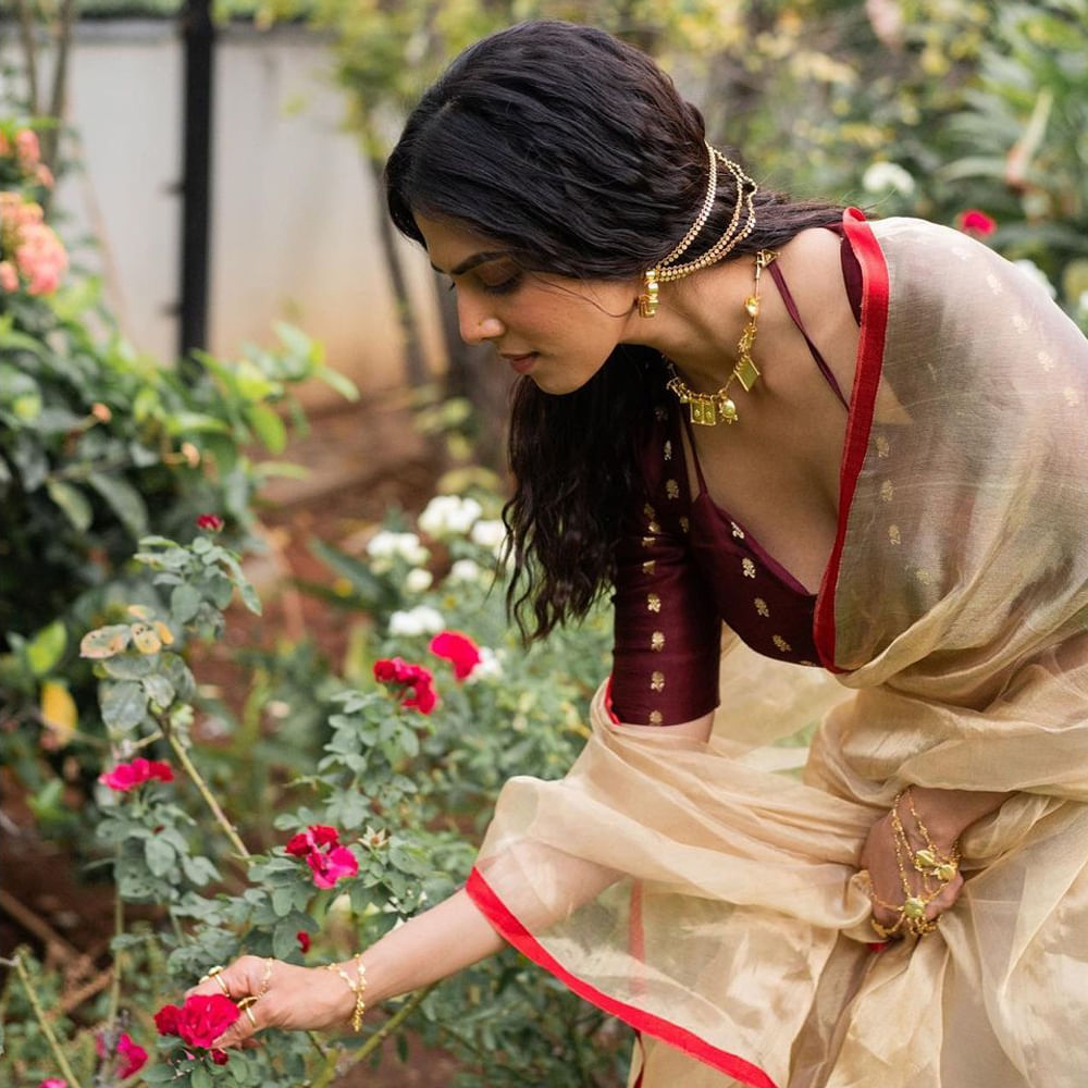 మళయాళం పట్టం పోల్ చిత్రంతో కథానాయకిగా తెరంగేట్రం చేసింది మాళవిక మోహనన్‌. తర్వాత కొన్ని మళయాళీ, తమిళ చిత్రాల్లో నటించి ఆకట్టుకుంది. తమిళంలో పేట, మాస్టర్, మారన్ వంటి హిట్ చిత్రాల్లో నటించింది. ప్రస్తుతం తెలుగులో మారుతీ దర్శకత్వంలో ప్రభాస్ సరసన రాజా డీలక్స్ చిత్రంలో హీరోయిన్ గా తెలుగు తెరలు పరిచయం కానుంది.