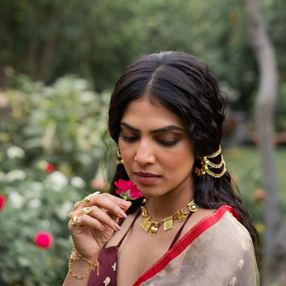 మళయాళం పట్టం పోల్ చిత్రంతో కథానాయకిగా తెరంగేట్రం చేసింది మాళవిక మోహనన్‌. తర్వాత కొన్ని మళయాళీ, తమిళ చిత్రాల్లో నటించి ఆకట్టుకుంది. తమిళంలో పేట, మాస్టర్, మారన్ వంటి హిట్ చిత్రాల్లో నటించింది. ప్రస్తుతం తెలుగులో మారుతీ దర్శకత్వంలో ప్రభాస్ సరసన రాజా డీలక్స్ చిత్రంలో హీరోయిన్ గా తెలుగు తెరలు పరిచయం కానుంది.