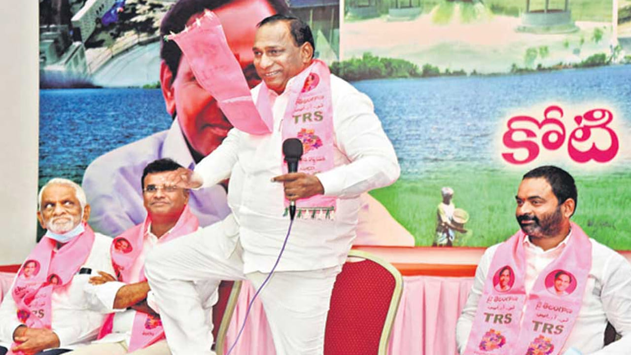 అంతేకాదు అతి త్వరలో ఎంటర్టైన్మెంట్ టీవీ ఛానల్ తో పాటు ఒక ఓటీపీ ప్లాట్ఫారం కూడా ప్రారంభించబోతున్నారట. మల్లారెడ్డి కోడలు ఈ వ్యవహారాలన్నీ దగ్గరుండి చూసుకుంటున్నారని సన్నిహితులు చెబుతున్నారు.