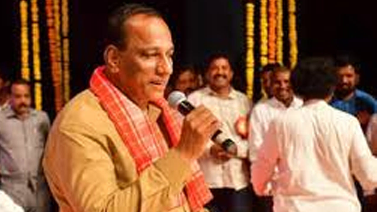  ఇందుకోసమే ఈ మధ్య వరుసగా సినిమా ఫంక్షన్లకి మల్లారెడ్డి గెస్ట్ గా వెళ్తున్నారు. ఆయన వెళ్లడమేమో గాని చిన్న చిన్న సినిమాలకు కూడా పెద్ద ప్రమోషన్ లభిస్తుంది. మల్లారెడ్డి నిర్మాత గానే నా సినిమాల్లో కూడా నటిస్తారా ? సోషల్ మీడియాలో ప్రశ్నలు వినిపిస్తున్నాయి.