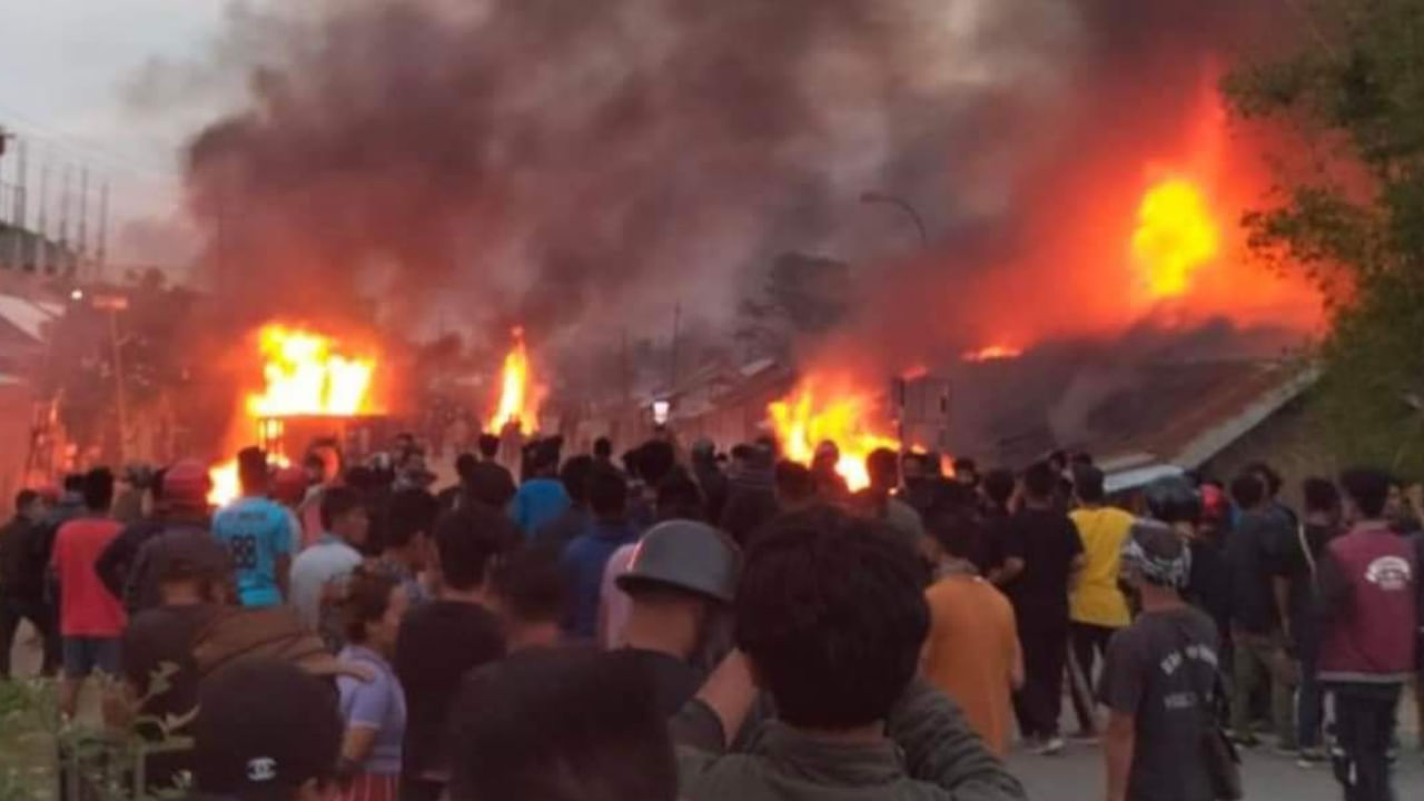 మణిపూపుర్‌లో చెలరేగిన ఉద్రిక్తత పరిస్థితులు ఇంకా చల్లారడం లేదు. తాజాగా ఇంఫాల్ పశ్చిమ జిల్లాలోని ఓ పాఠశాల బయట దుండగుడు ఓ మహిళను కాల్చి చంపడం కలకలం రేపింది. శిశు నిష్తా నికేతన్ స్కూల్ బయట ఈ దుర్ఘటన జరిగింది. పాఠశాలలు తెరిచిన మరుసటి రోజే ఈ హత్య జరగడం ఆందోళన కలిగిస్తోంది. 